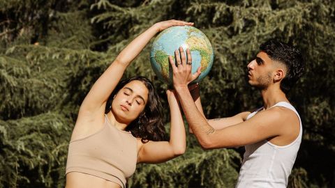 image d'une femme et d'un homme qui tiennent un globe à bout de bras