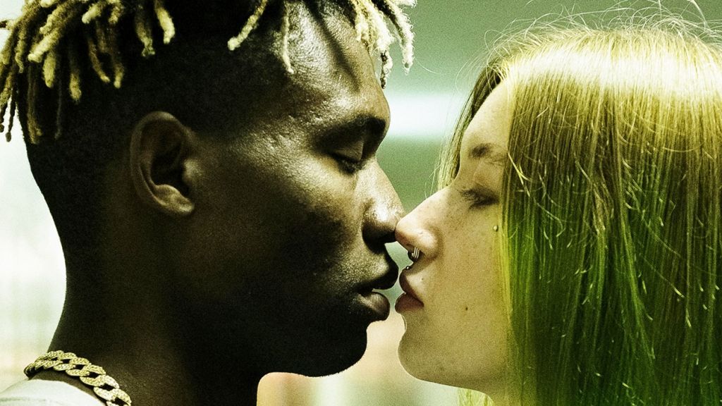 C'est quoi l'appli Score ?  Un couple mixte qui s'embrasse