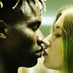 Un couple mixte qui s'embrasse