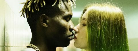 C'est quoi l'appli Score ? Un couple mixte qui s'embrasse