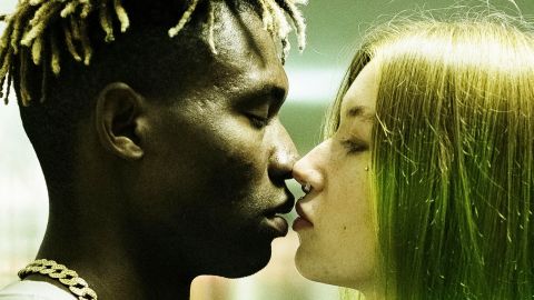 Un couple mixte qui s'embrasse