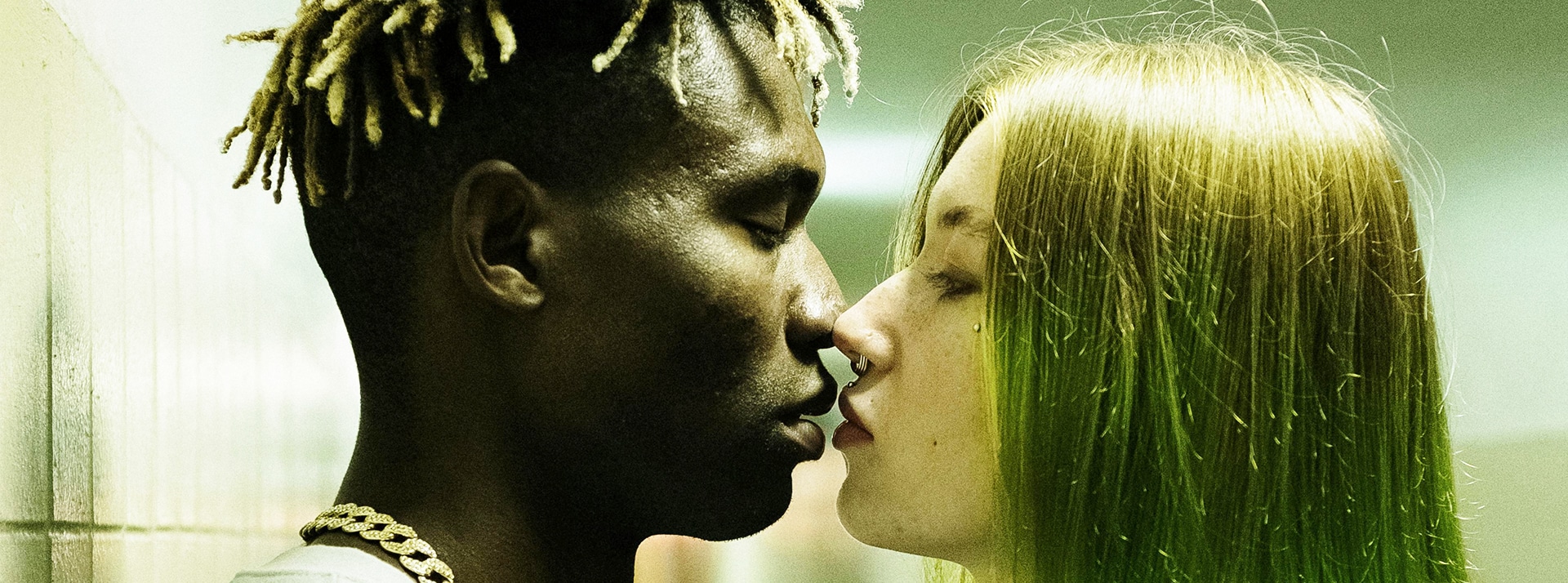 C'est quoi l'appli Score ? - L'ADN Un couple mixte qui s'embrasse