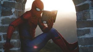 Spiderman lisant un livre