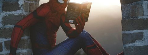 Lire des documents imprimés améliore la compréhension bien plus que regarder un texte numériqueuperieure-lecture-papier Spiderman lisant un livre