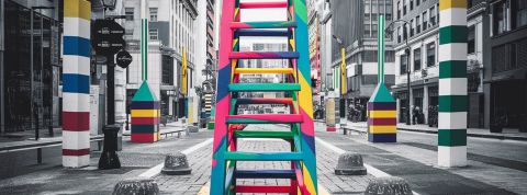 Ne passez pas l’IA à l’échelle ! Passez votre business à l’échelle avec l’IA Une échelle de couleur dans une ville