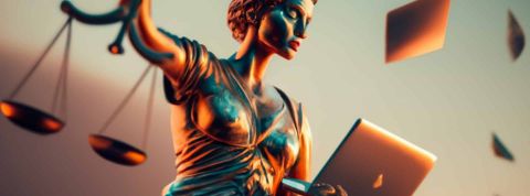 La démocratie peut-t-elle résister à la guerre informationnelle ? Une statue de la justicde avec un ordi qui tombe