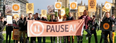 « Pas de futur sans IA sûre » : des technophiles alertent sur les dérapages des IA génératives Une photo de manifestants de Pause AI