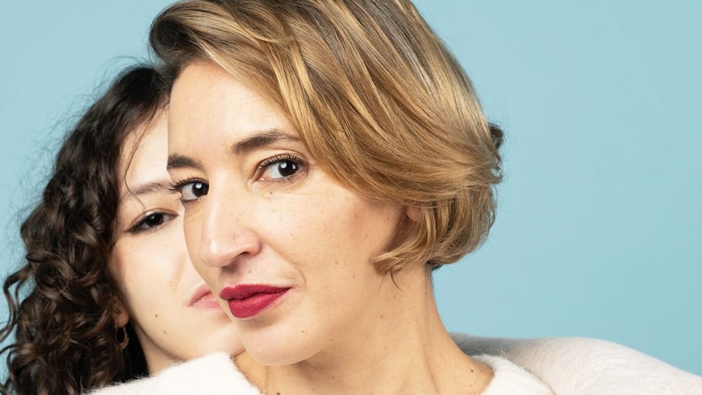 « “Mère courage”, c’est un faux compliment, une manière de dire “continuez à faire toute seule, vous y arrivez très bien” »  Nadia Daam et sa fille