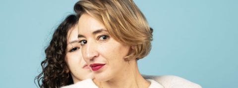 « “Mère courage”, c’est un faux compliment, une manière de dire “continuez à faire toute seule, vous y arrivez très bien” »  Nadia Daam et sa fille