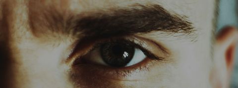 La valorisation des bad boys, c’est pas bientôt fini ? L'oeil sombre d'un homme