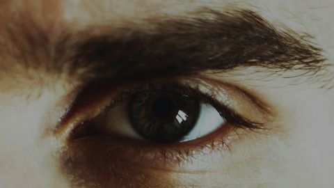 L'oeil sombre d'un homme