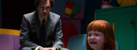 La génération d’images pédocriminelles avec une IA, dorénavant punie comme un vrai crime sexuel Un petite fille pleure avec un homme au second plan, dans la pénombre