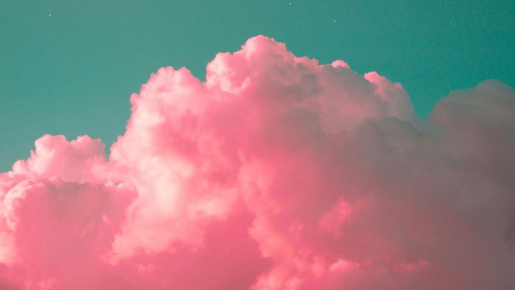 Nuages roses sur ciel vbleu ert