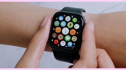un avant bras féminin avec une Apple Watch