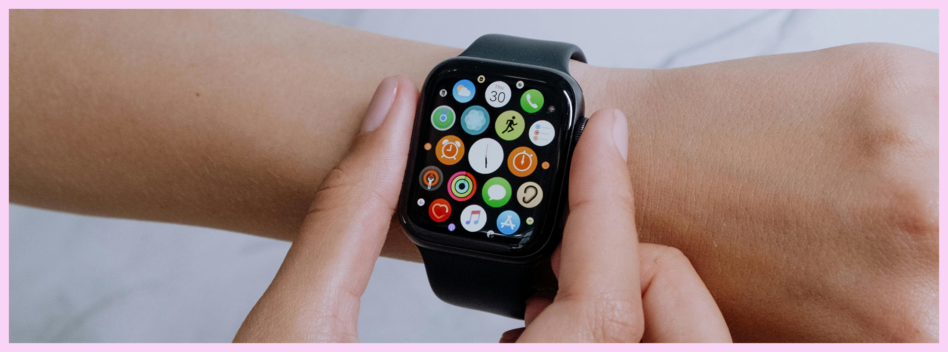 un avant bras féminin avec une Apple Watch