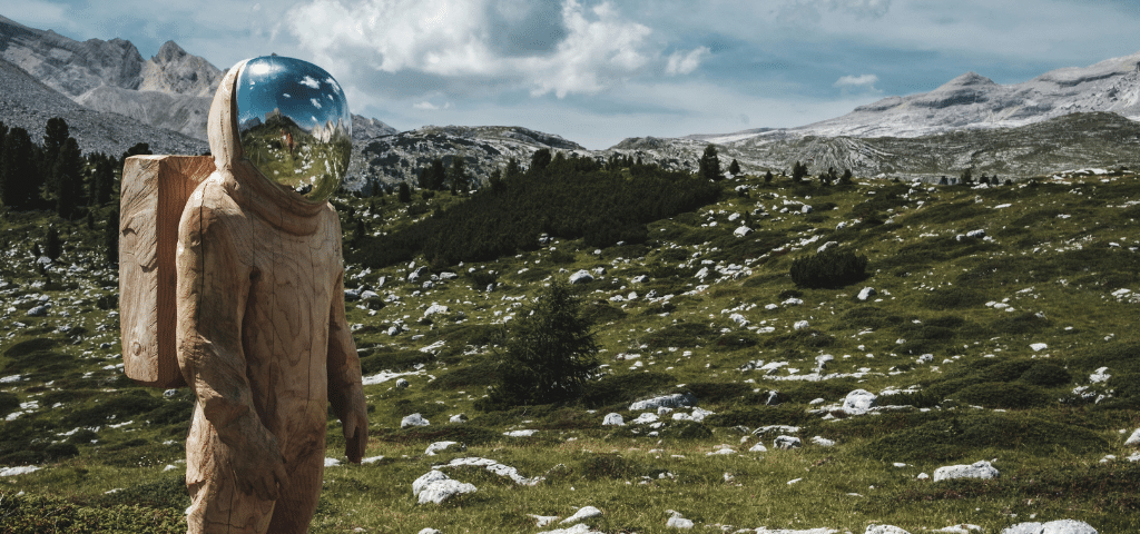 Un astronaute dans un champ