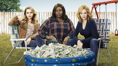 Trois femmes et une piscine pleine d'argent