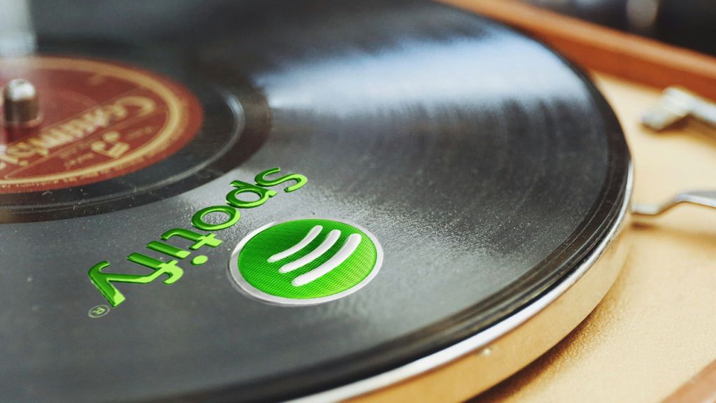 Peut-on vendre de la bonne musique sans dépendre de Spotify ?  Un vieux vinyle sur lequel est apposé le logo Spotify