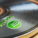 Un vieux vinyle sur lequel est apposé le logo Spotify