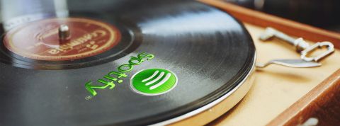 Peut-on vendre de la bonne musique sans dépendre de Spotify ?  Un vieux vinyle sur lequel est apposé le logo Spotify