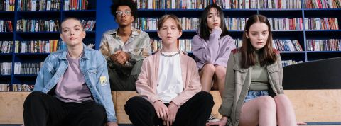 Génération Alpha : « Nous n’avons aucune chance de sauver la planète, c’est trop tard » Cinq jeunes ados, filles et garçons, dans une bibliothèque