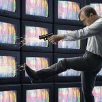 Illustration d'un homme qui se tire une balle dans le pied devant un mur d'écrans de TV