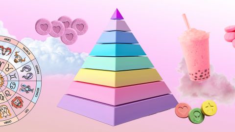 Une pyramide sur fond rose