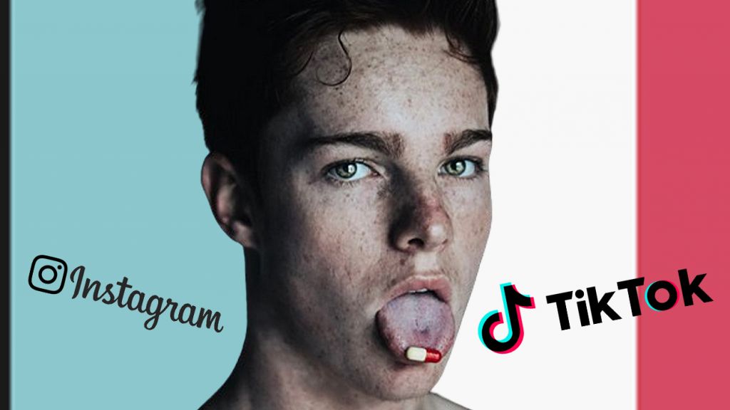 Un jeune avec une gélule sur la langue sur un fond aux couleurs de Tiktok