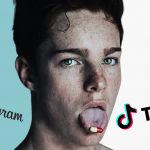 Un jeune avec une gélule sur la langue sur un fond aux couleurs de Tiktok