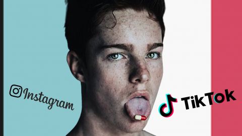 Un jeune avec une gélule sur la langue sur un fond aux couleurs de Tiktok