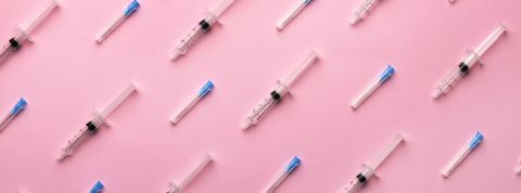 Ozempic : des seringues comme s'il en pleuvait Des seringues sur fond rose