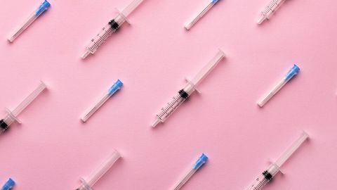 Des seringues sur fond rose
