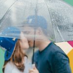 Un couple qui s'embrasse sous un parapluie transparent sur un fond aux couleurs de Slack