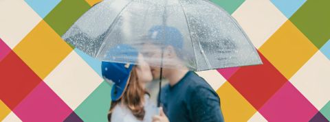 « Pour optimiser les KPIs de votre partenaire amoureux, n'hésitez pas à recourir à une solution SaaS » Un couple qui s'embrasse sous un parapluie transparent sur un fond aux couleurs de Slack