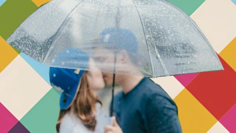 Un couple qui s'embrasse sous un parapluie transparent sur un fond aux couleurs de Slack
