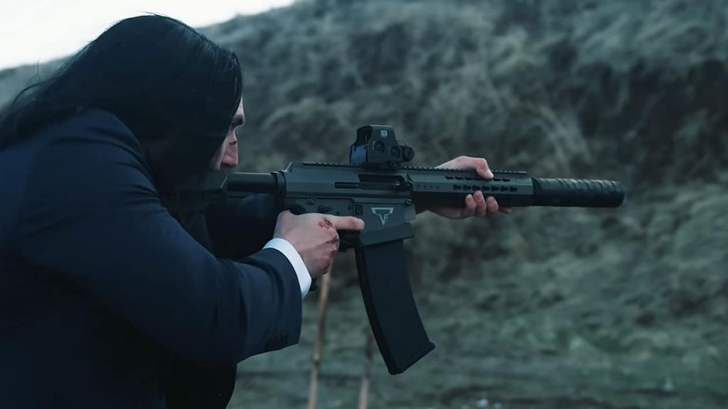 youtube régule les armes à feu un homme tient une mitraillette