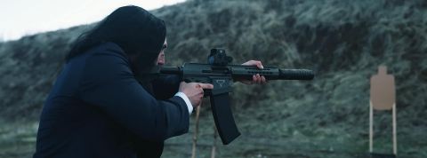 youtube régule les armes à feu un homme tient une mitraillette