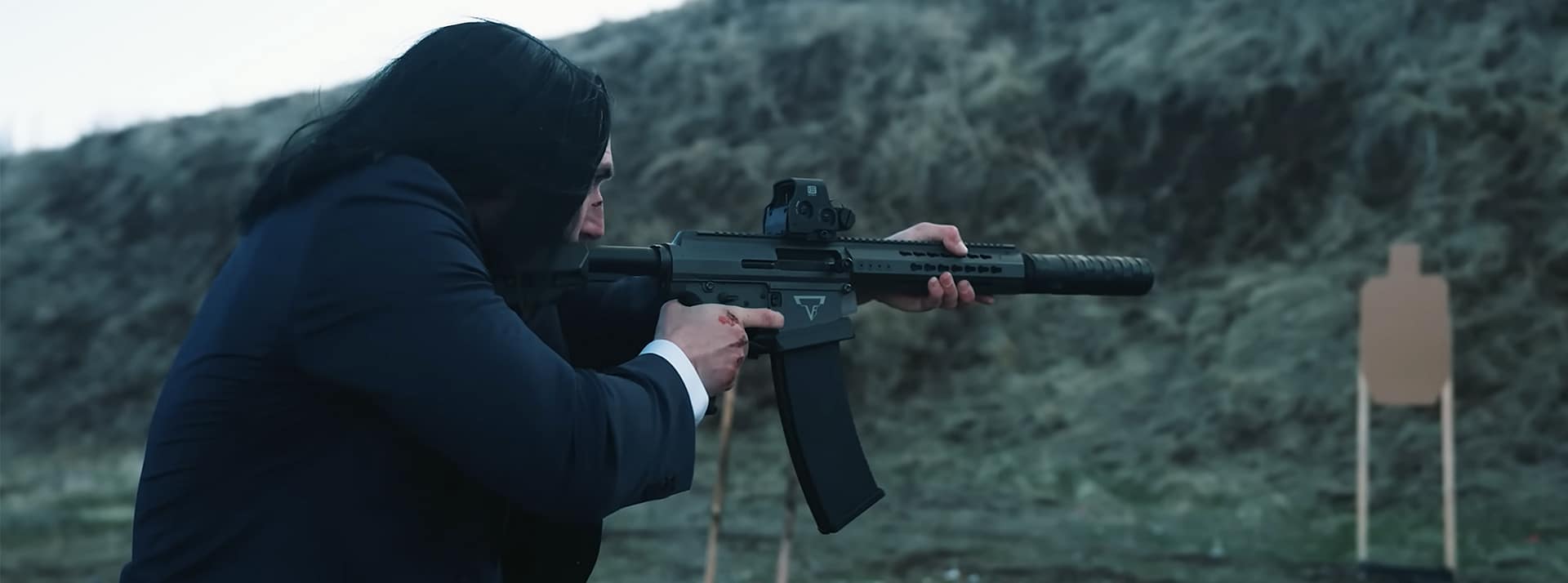 youtube régule les armes à feu - L'ADN un homme tient une mitraillette
