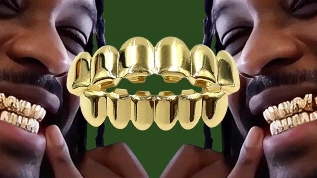 Un homme noir avec des dents en ort et un Grillz