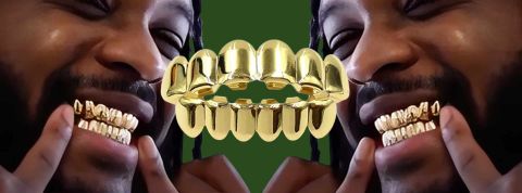 En strass ou en or : le retour des sourires customisés Un homme noir avec des dents en ort et un Grillz