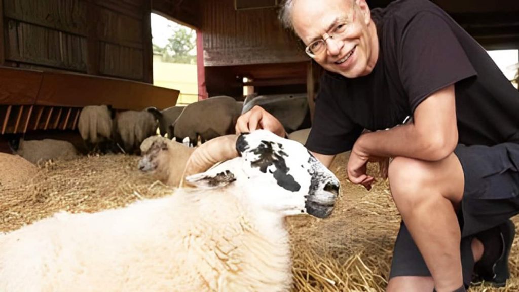 peter Singer avec un mouton