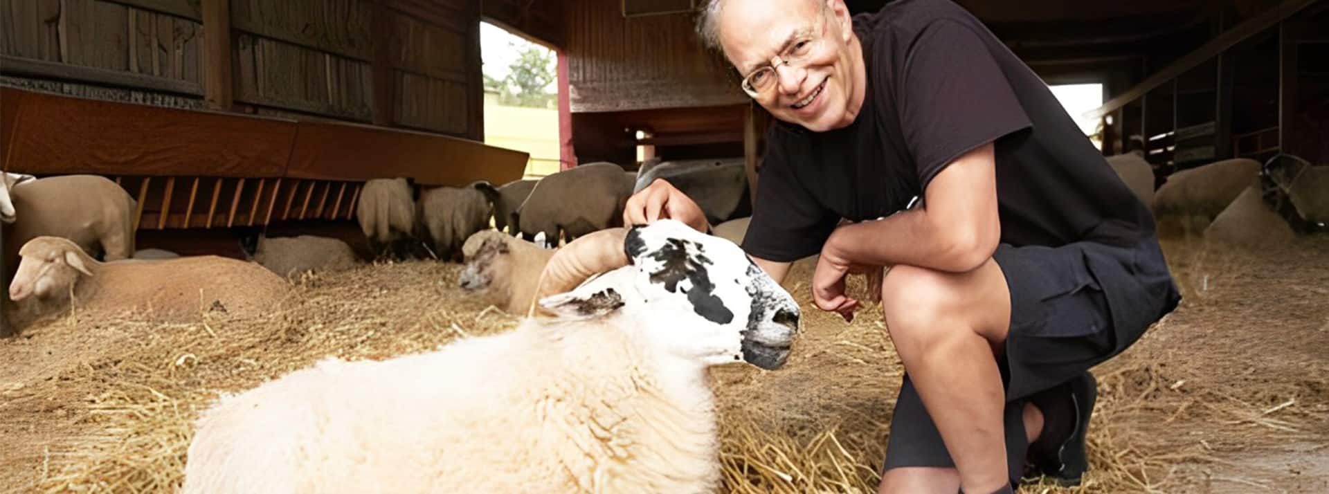 Cause animale, est-ce qu’on recule ? On fait le point avec Peter Singer - L'ADN peter Singer avec un mouton