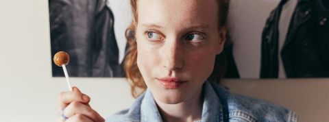 Célibataire ? Non, en cure boysober Une jeune femme rousse, regard au ciel avec une sucette