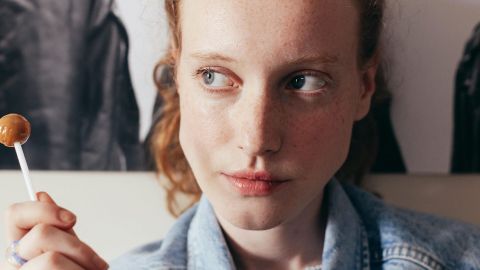 Célibataire ? Non, en cure boysober Une jeune femme rousse, regard au ciel avec une sucette