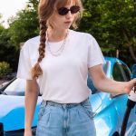 Une juene femme recharge sa voiture électrique