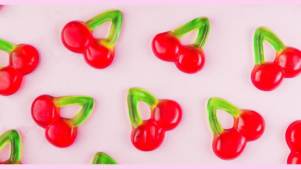 Des bonbons cerise sur fond rose