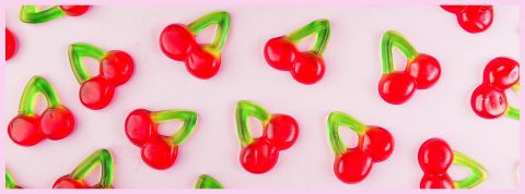 C'est quoi la candy salad trauma dump ? Des bonbons cerise sur fond rose