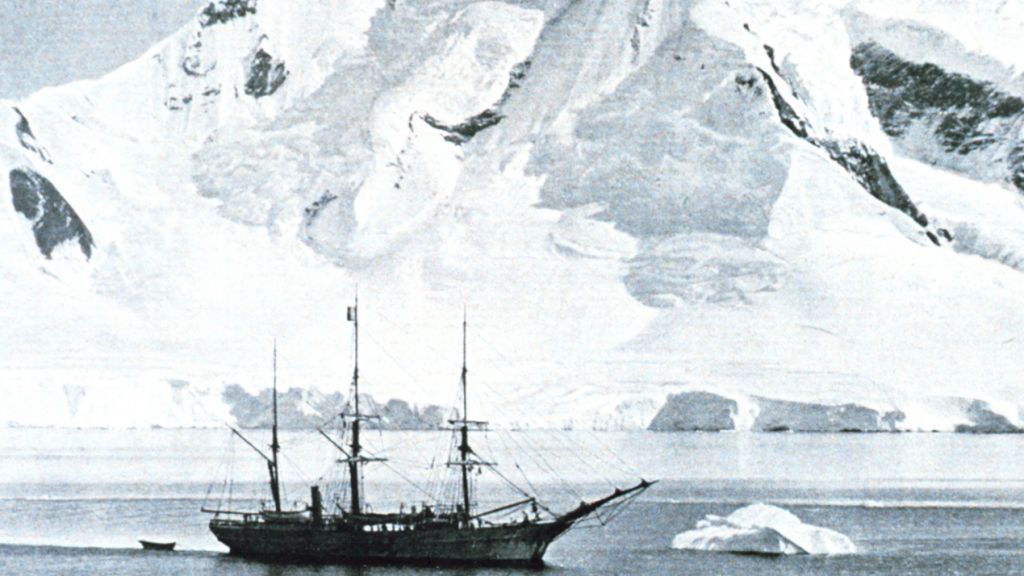 Le navire scientifique belge La Belgica à l'ancre devant le mont Wilson, en Antarctique, vers 1897