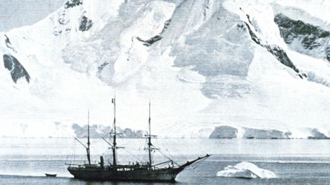 Le navire scientifique belge La Belgica à l'ancre devant le mont Wilson, en Antarctique, vers 1897