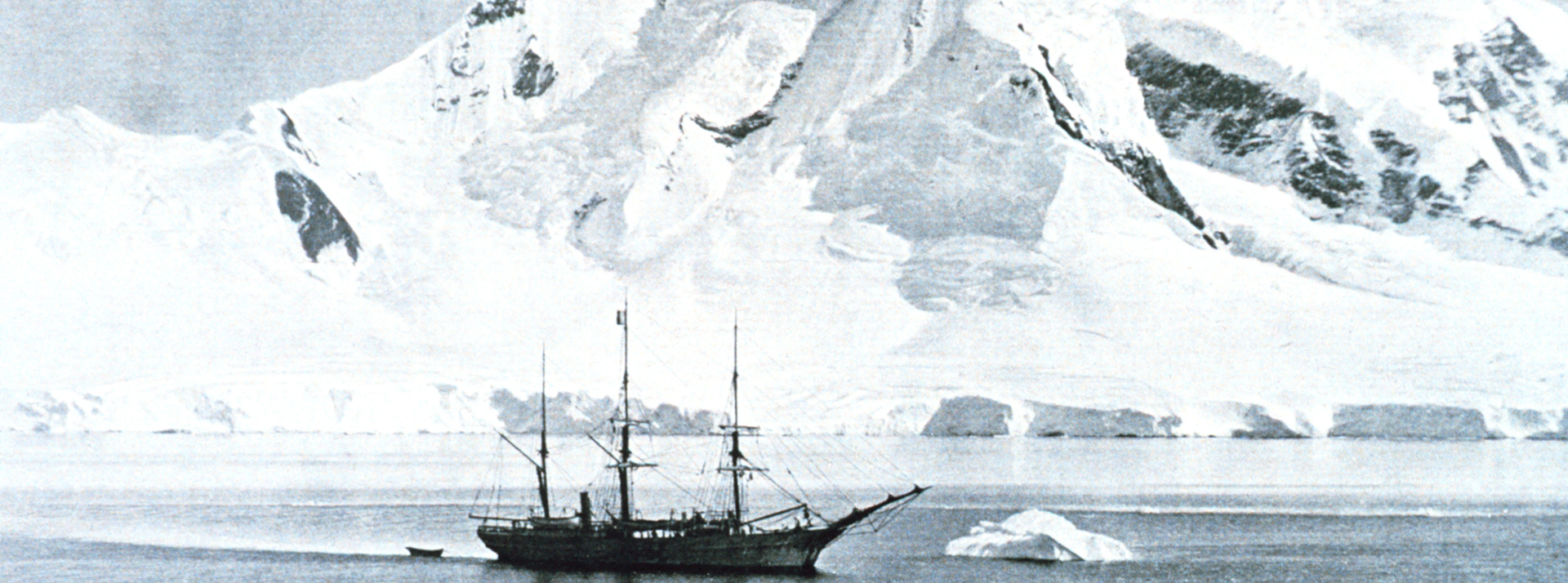 Le navire scientifique belge La Belgica à l'ancre devant le mont Wilson, en Antarctique, vers 1897